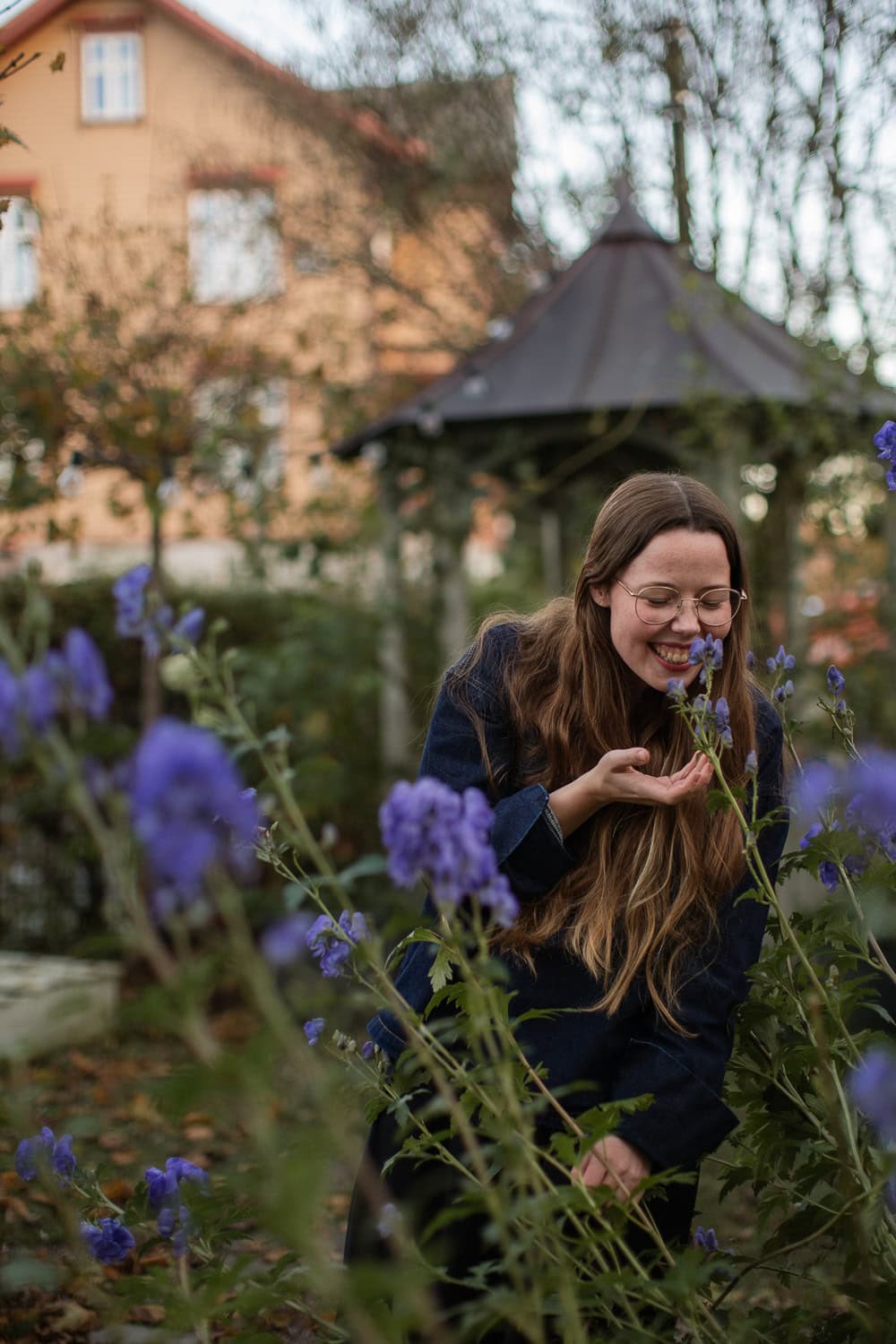 Delikat blomsterdesign med gule og rosa blomster for inspirasjon.