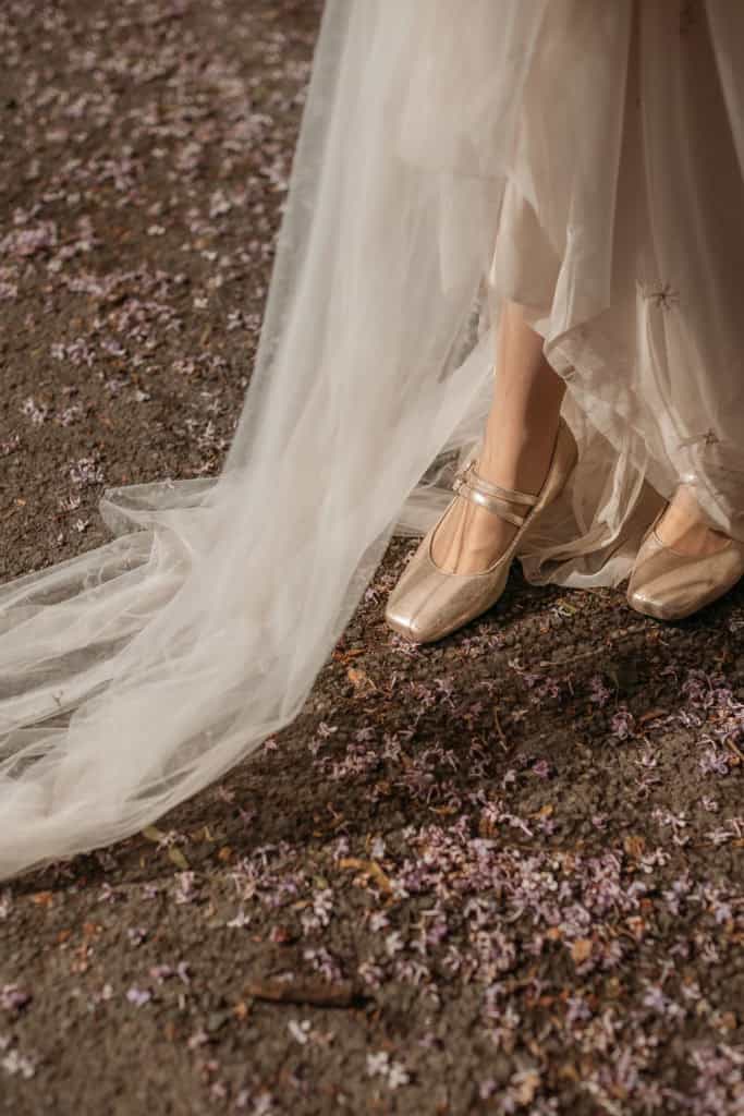 Nydelig brud i elegant kjole med blomsterdetaljer, perfekt for sesongens bryllup.