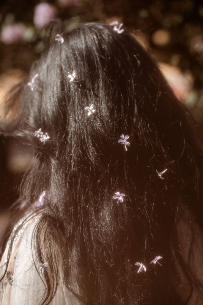 Nydelig hårpynt med små blomster og sommerfugler i håret. Perfekt for sesongens blomster og sommerli.