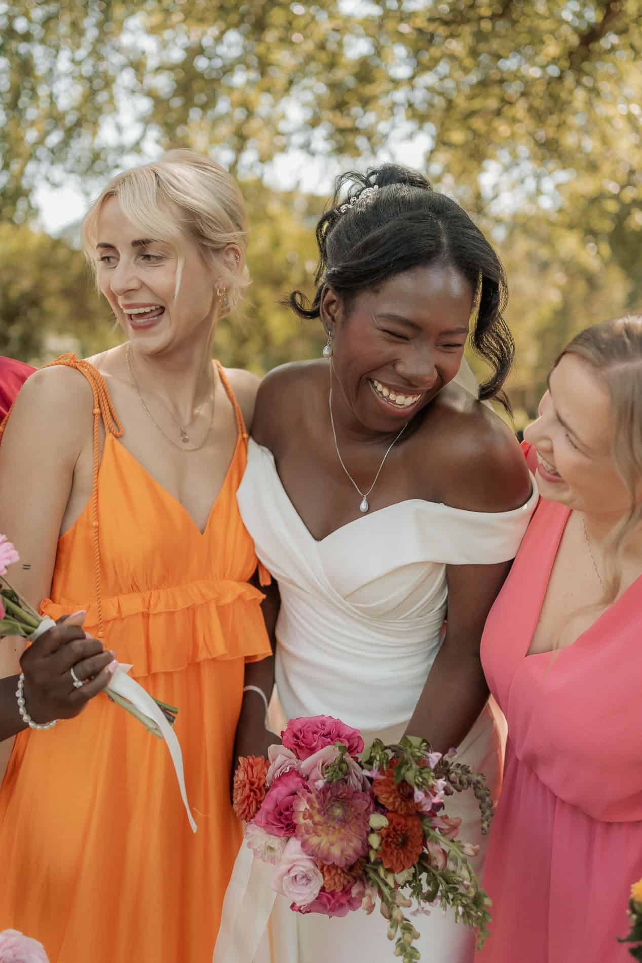 Bryllupsfeiring med venner og familie i en park, fokus på glede og fellesskap.