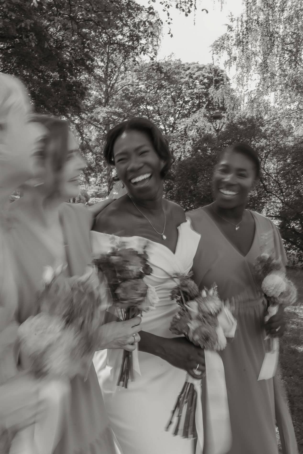 Detaljert bilde av fargerike ville blomster og blader.