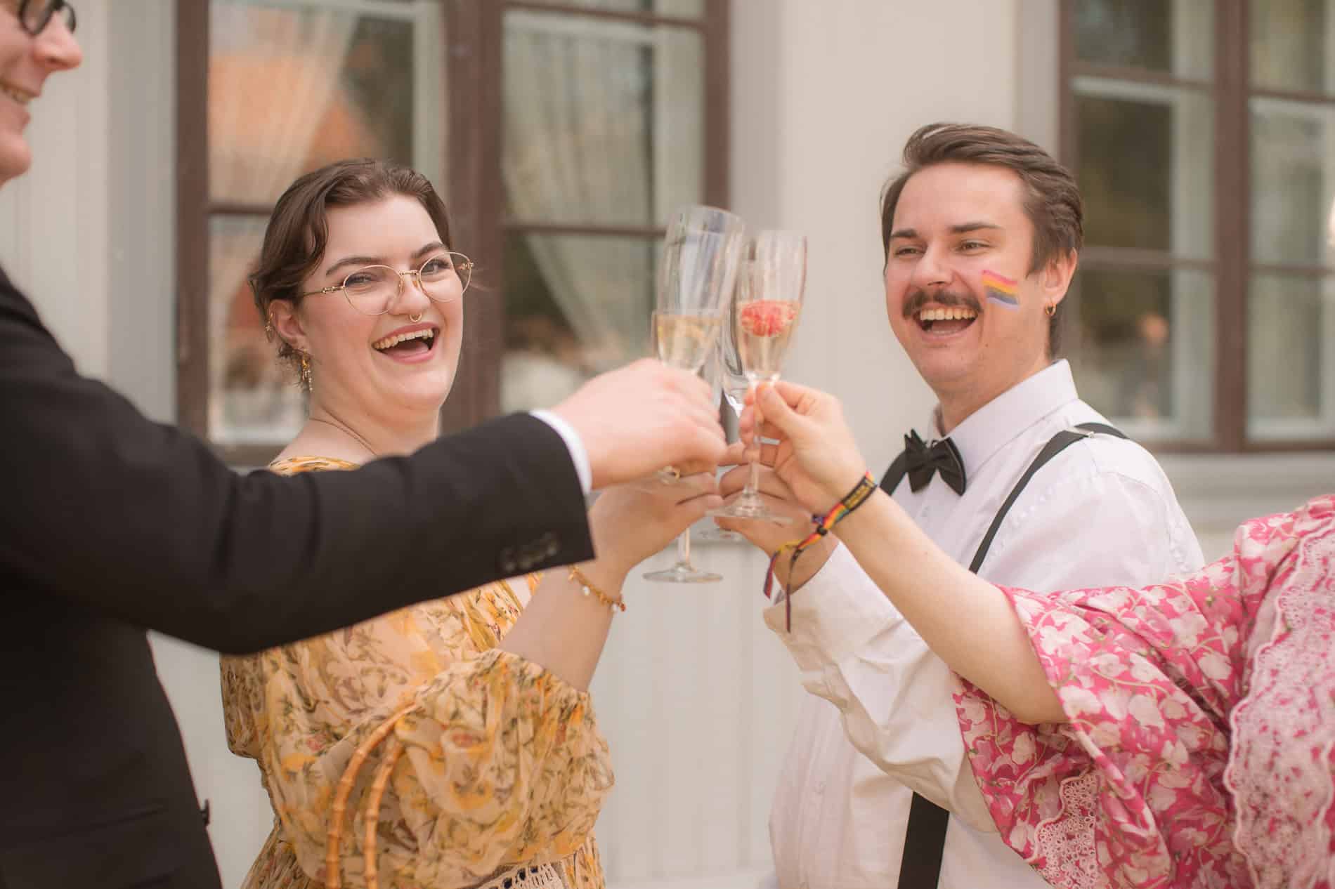 Delikat blomsterdesign med gule og rosa blomster for inspirasjon.