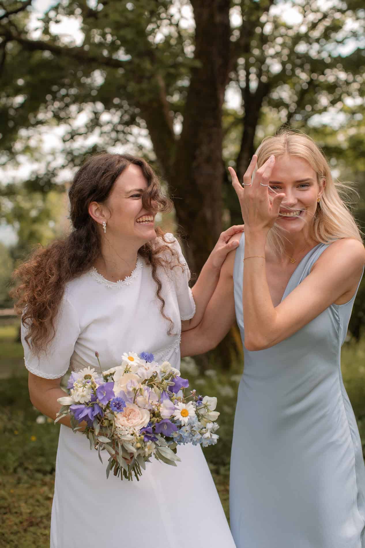 Nydelige vannfargede blomsterillustrasjoner for vår- og sommerdekorasjoner.
