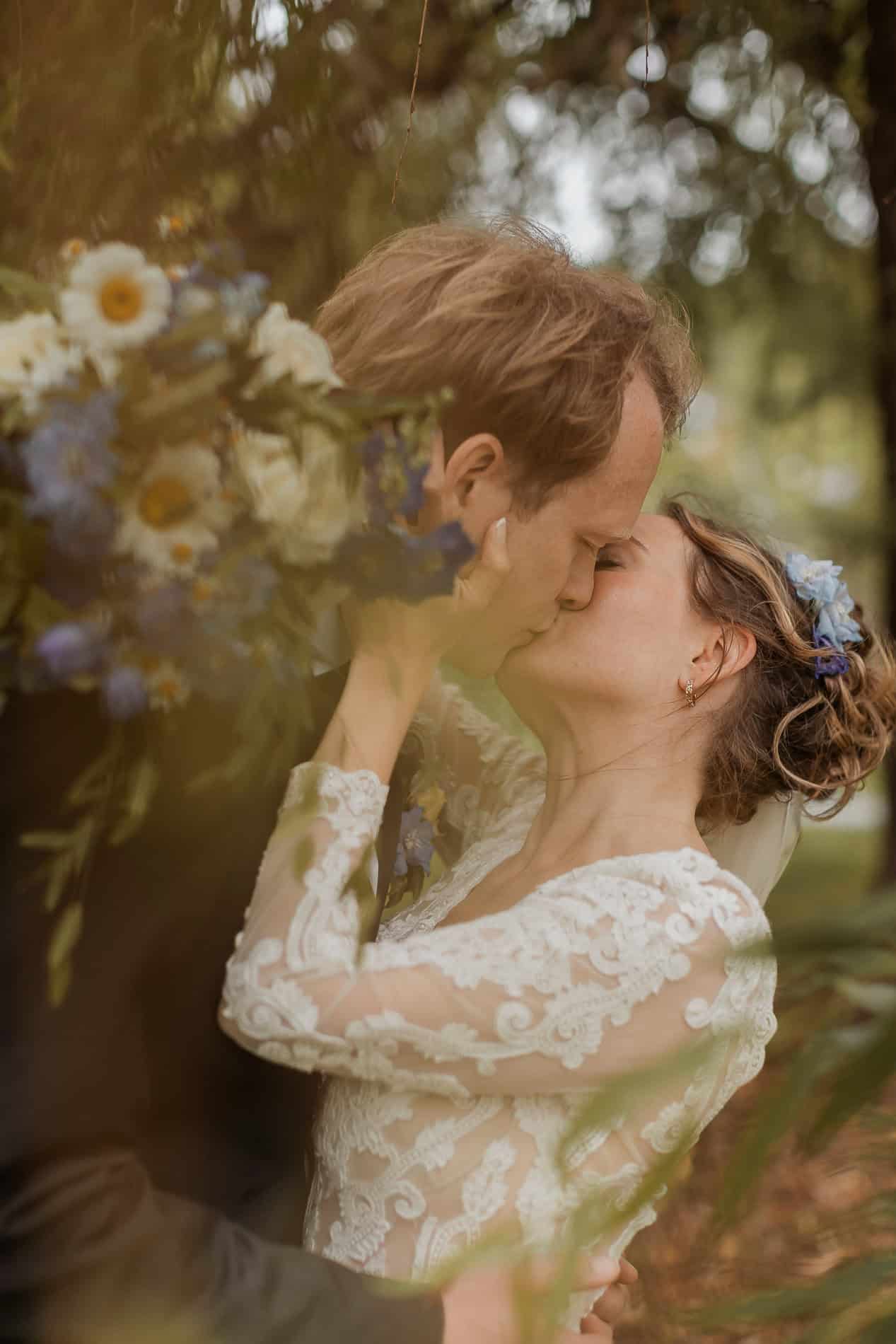 Detaljert bilde av fargerike ville blomster og blader.