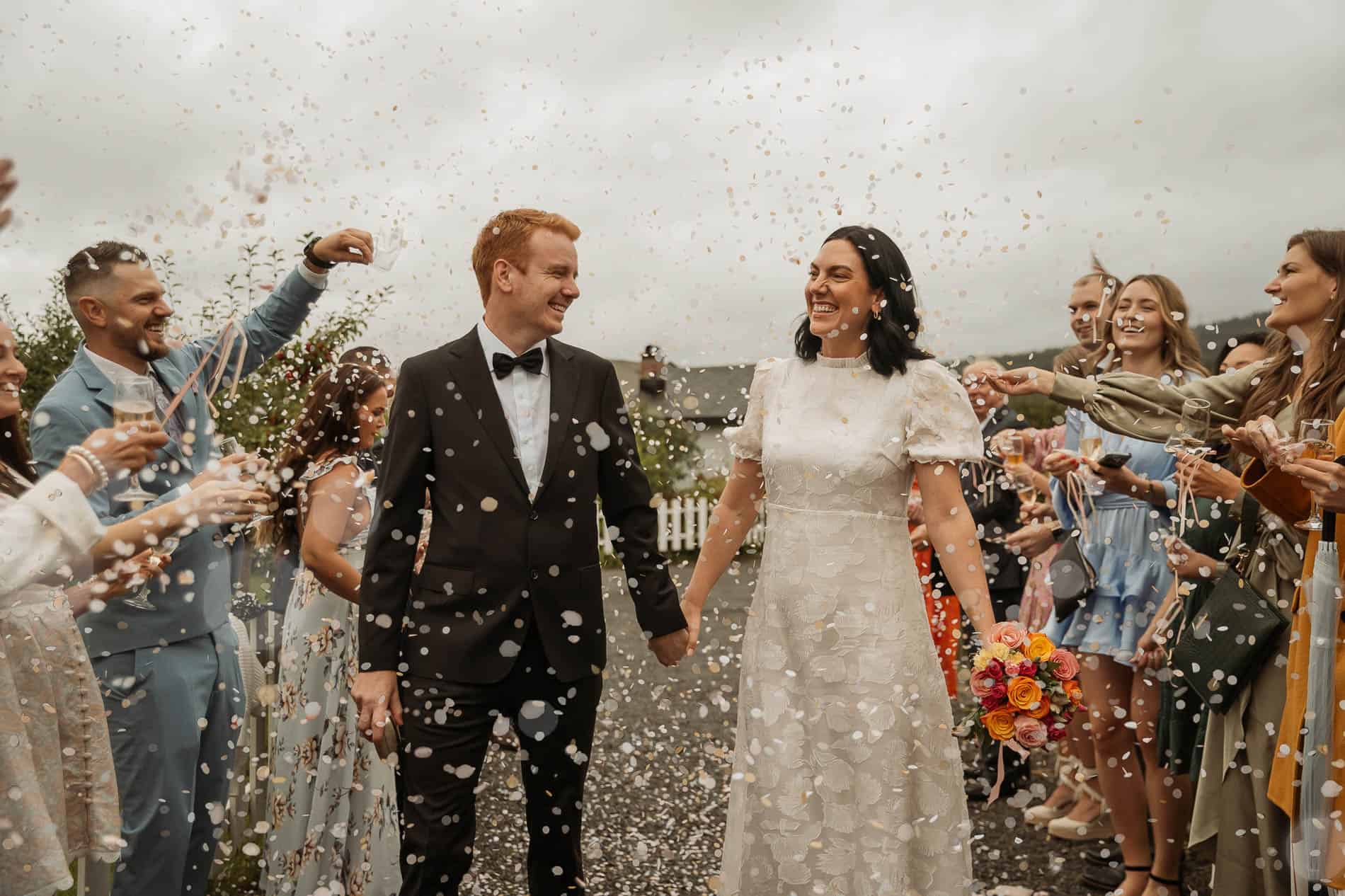 Fargerik blomsterillustrasjon med ulike blomster og grønne blader.