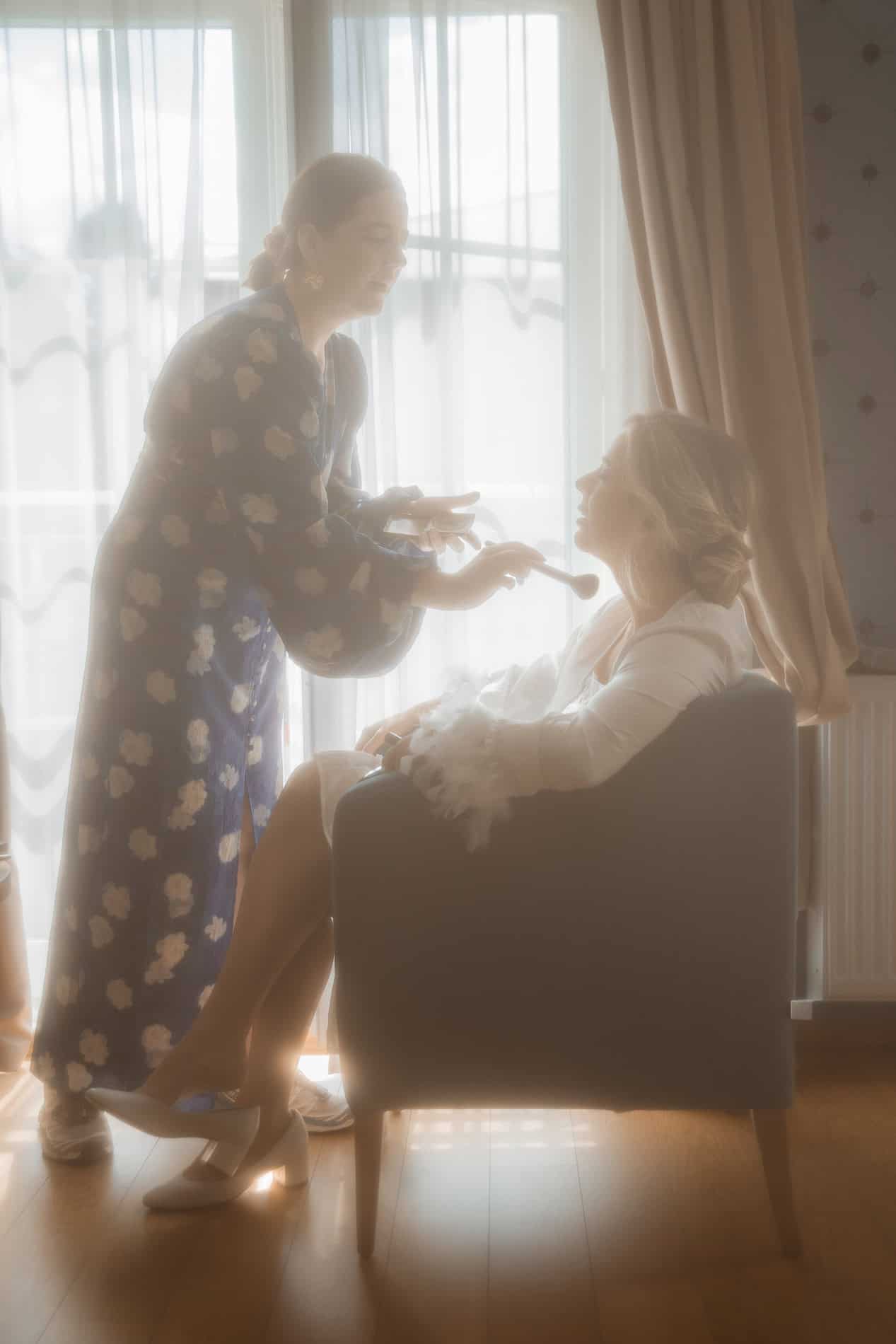 Detaljert bilde av fargerike ville blomster og blader.