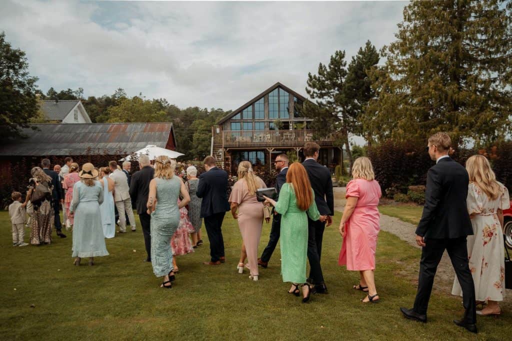 Bryllupsgjester under åpen himmel, feiring og glede ved bryllupsseremoni.