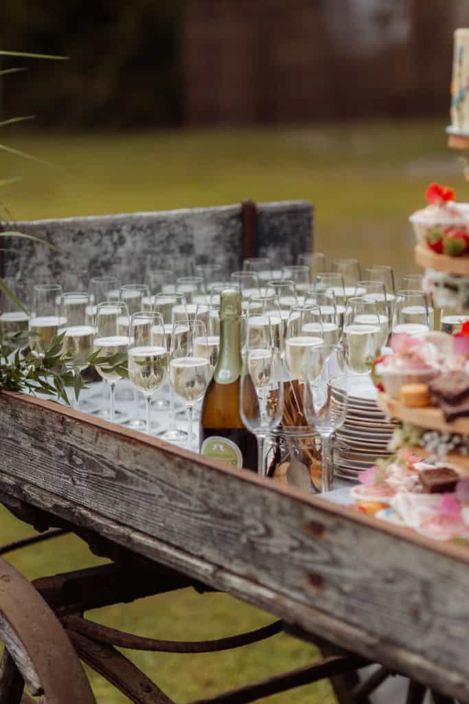 Bord med champagneglass og kaker under bryllupet, stemningsfullt og elegant.