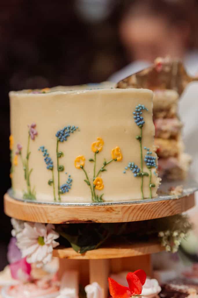 Bryllupskake med blomsterdekorasjon, perfekt for stemningsbilder under bryllupet.