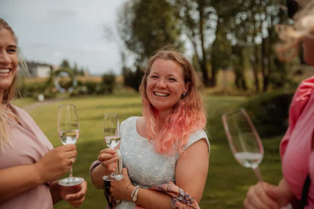 Vakre bryllupsbilder under seremonien, med glade gjester og romantisk atmosfære.