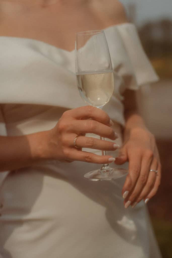 Nydelig bryllupsstemning med champagneglass under vielsen.