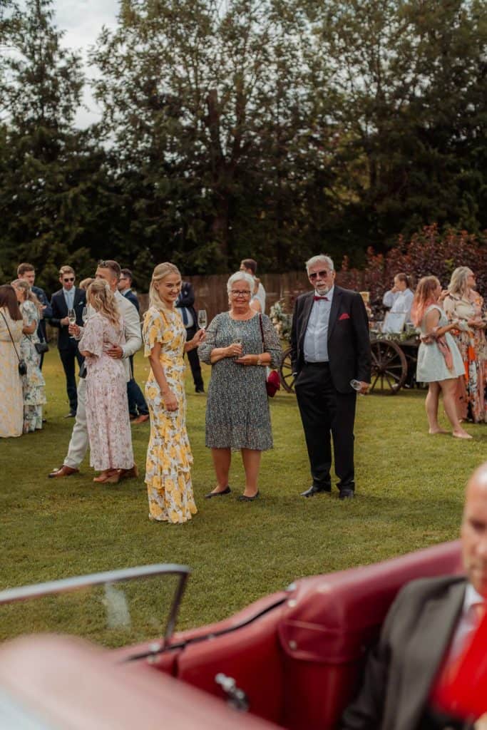 Stemningsbilder under bryllupet med glade gjester i utendørs setting.