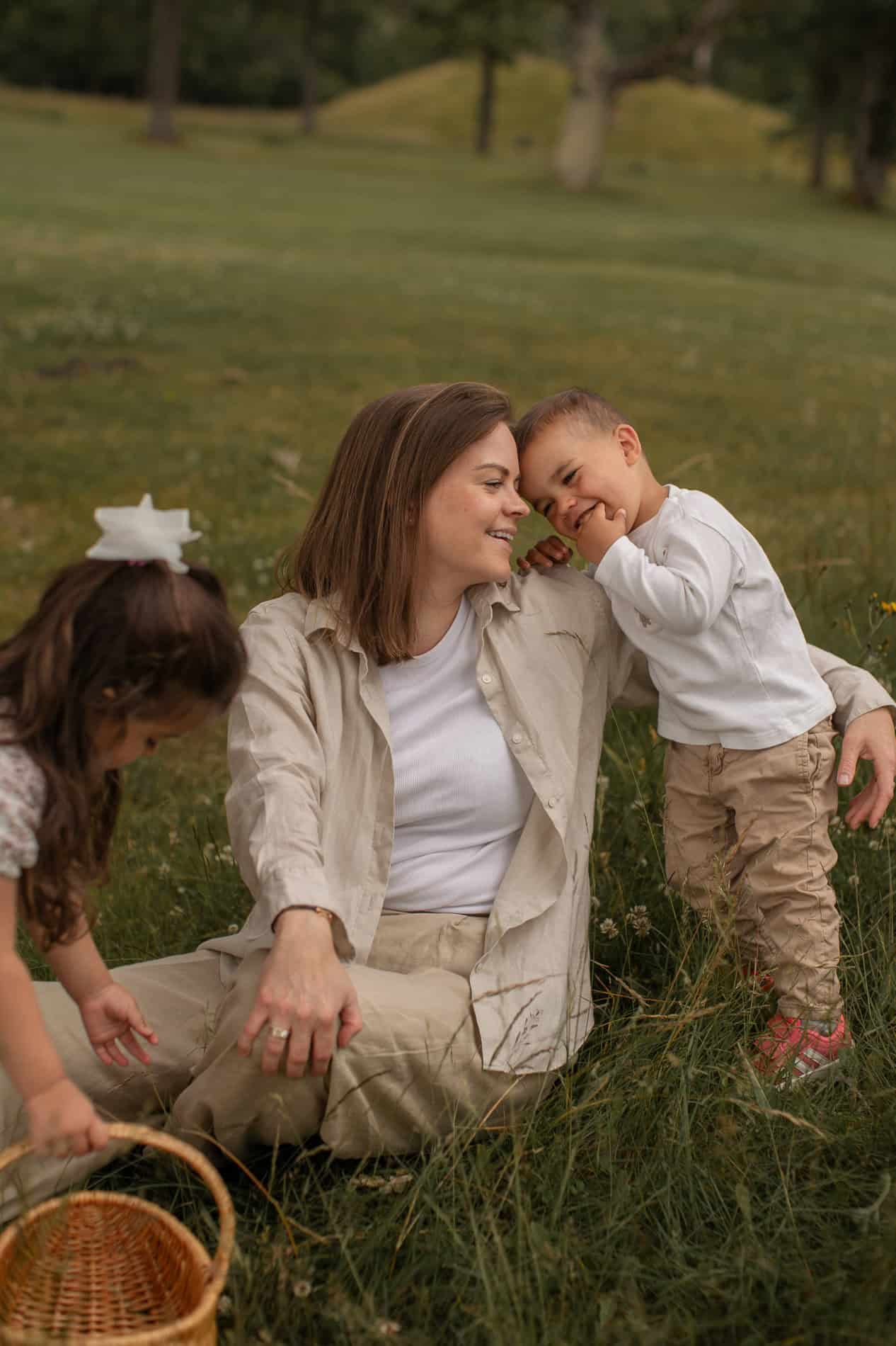 Fargerik blomsterillustrasjon med ulike blomster og grønne blader.