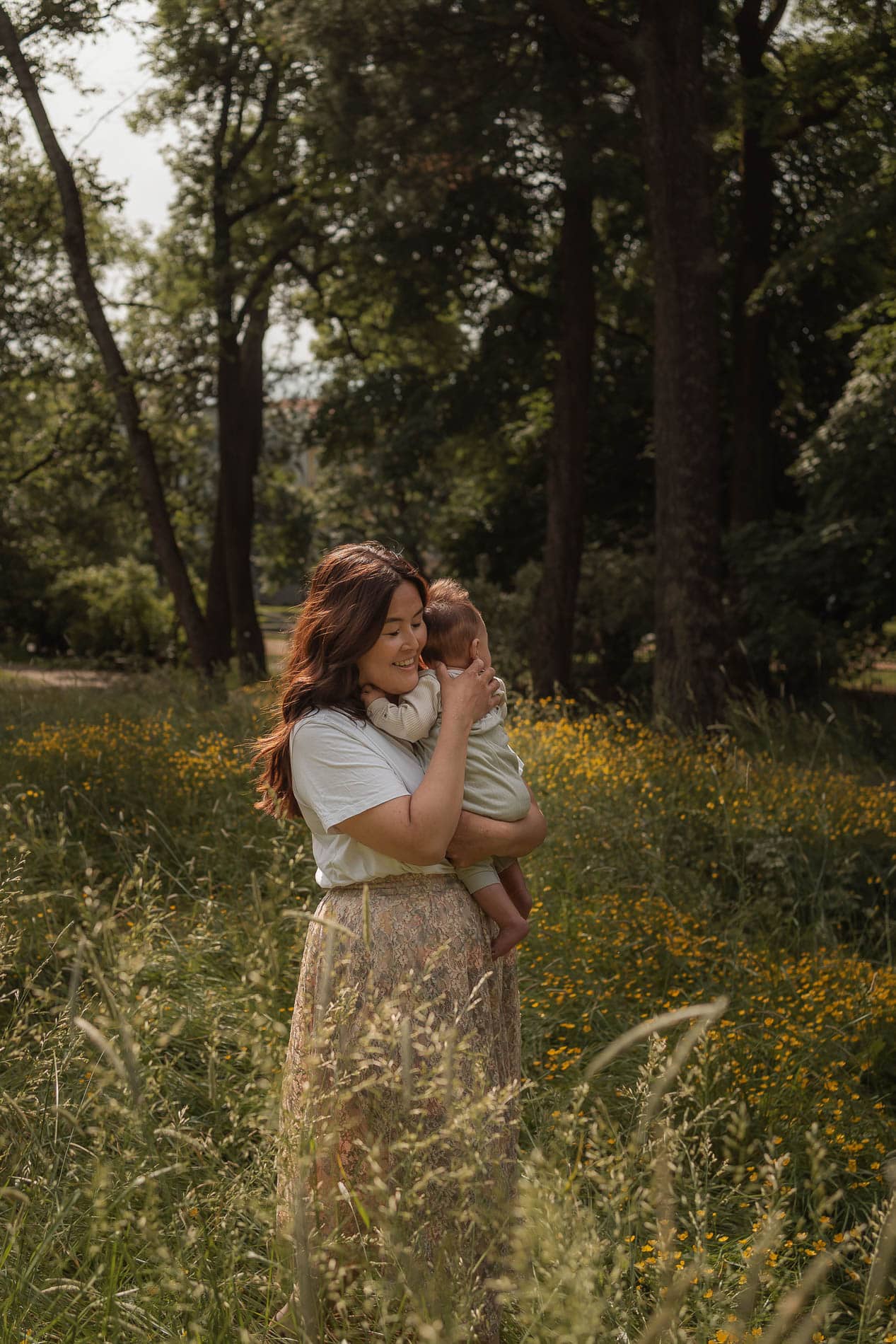 Detaljert bilde av fargerike ville blomster og blader.