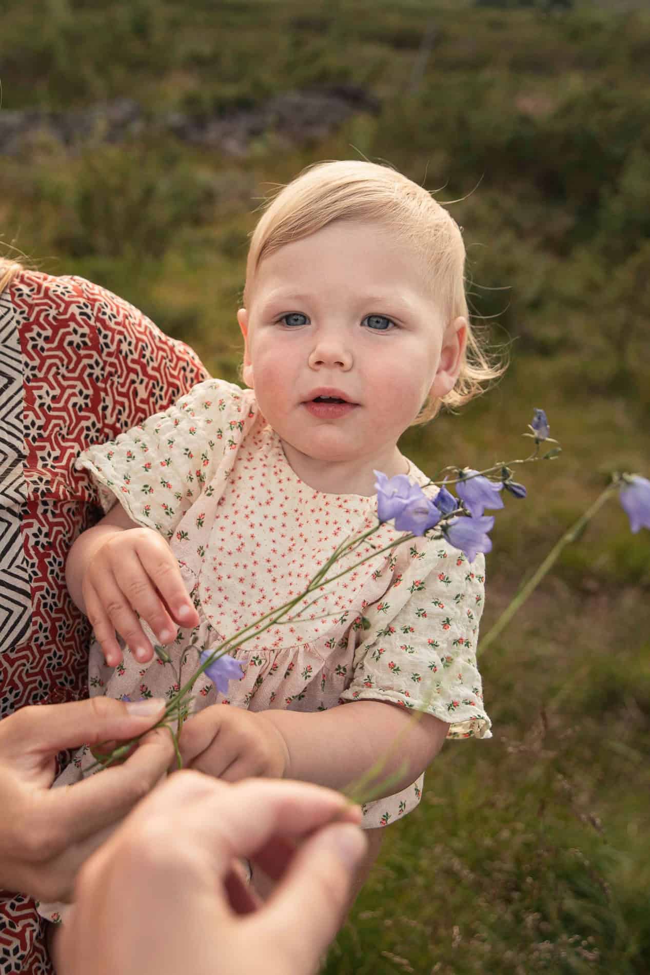 Barn med blomster i naturen, utendørs.