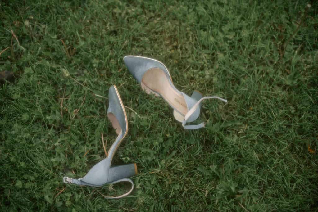 Høye, elegante sko med hæler ligger på grønt gress.