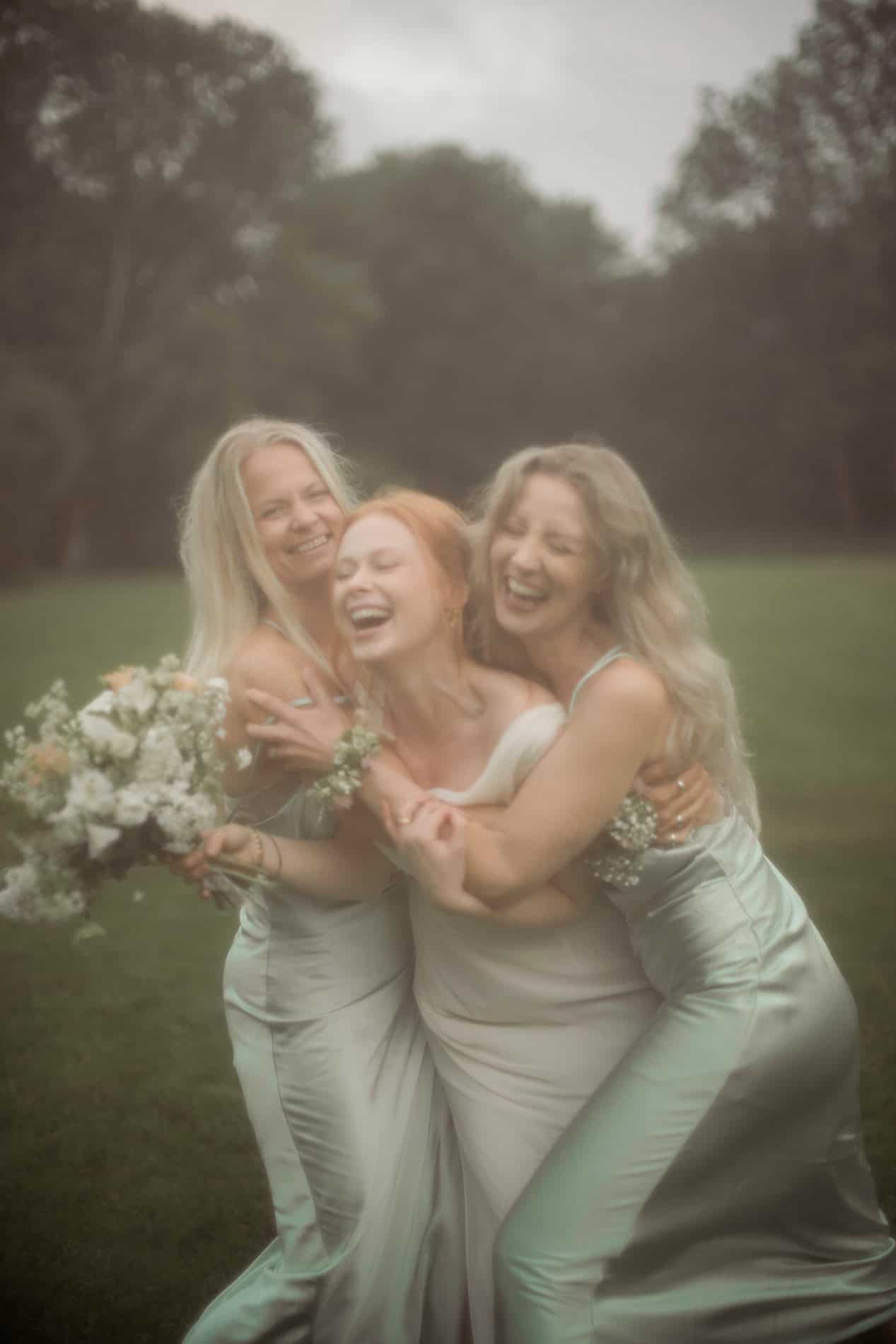 Detaljert bilde av fargerike ville blomster og blader.