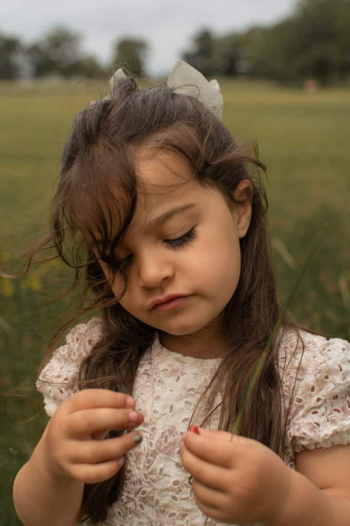 Jente som utforsker naturen med fokus og undring.