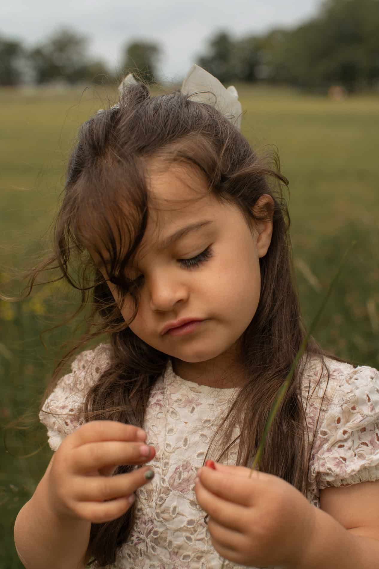 Jente som utforsker naturen med fokus og undring.