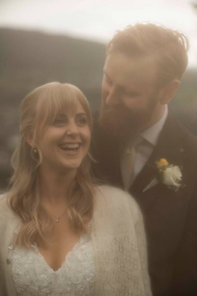 Bryllupsfoto av et lykkelig par som smiler og nyter sin store dag.