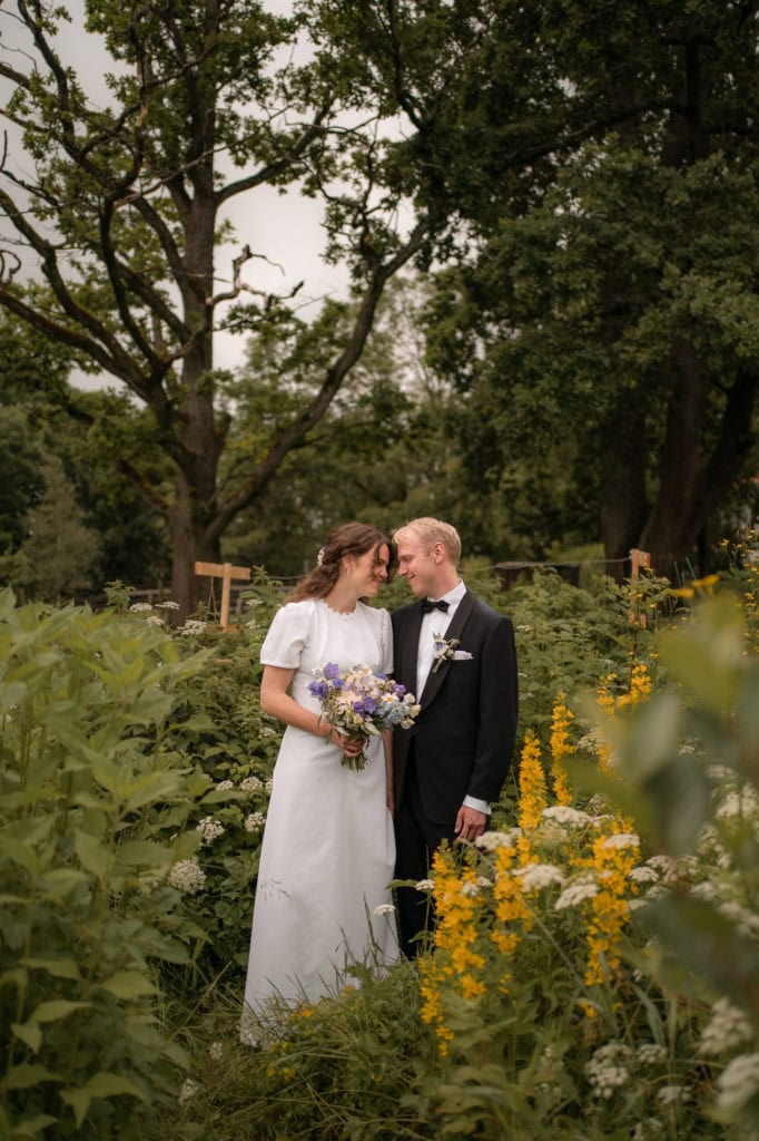 Bryllupsfotografi av et par i naturen under bryllupsfotografering i Oslo.