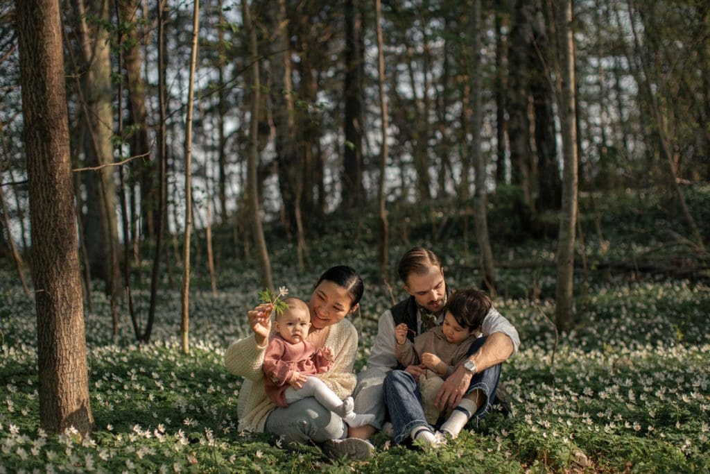 Familiefotografering i Oslo med familie i skogsmiljø, naturlige bilder.